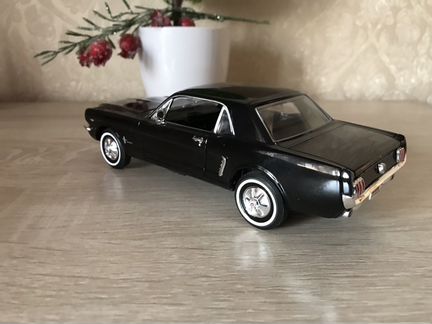 Ford Mustang 1:24
