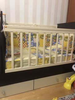 Детская кроватка с маятником