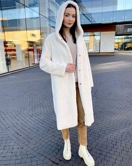 Белая двусторонняя шубка с капюшоном из экомеха