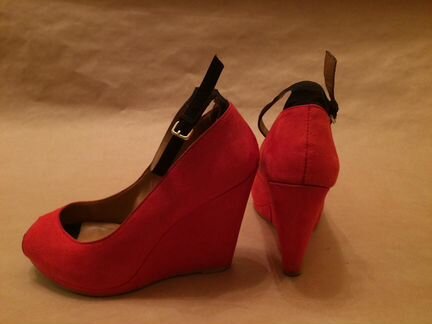 Замшевые туфли Zara на танкетке красные