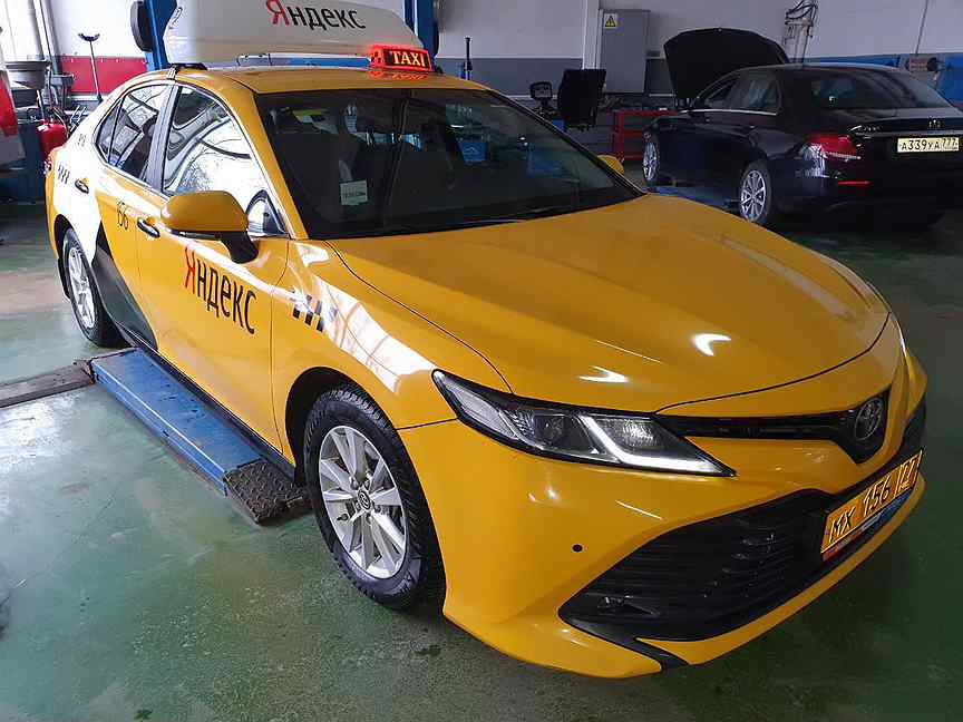 Такси мобиль. Toyota taksi Toyota Camry. Тойота Камри под такси. Камри 70 в такси жёлтый. Желтый такси Тойота Камри 70.