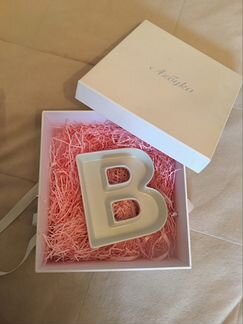 Керамическая тарелка в виде буквы В